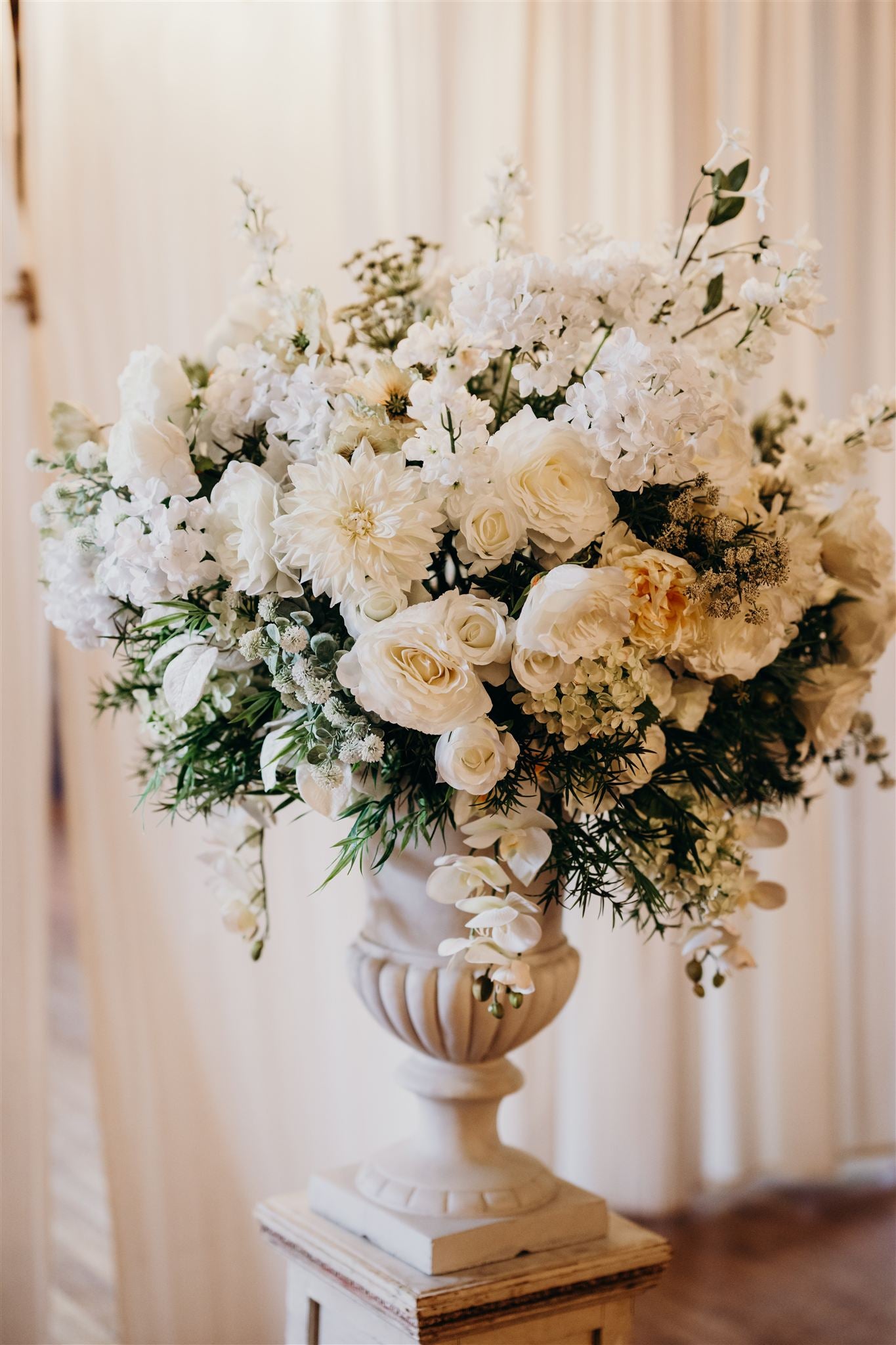Pair of oversized urns | Rental
