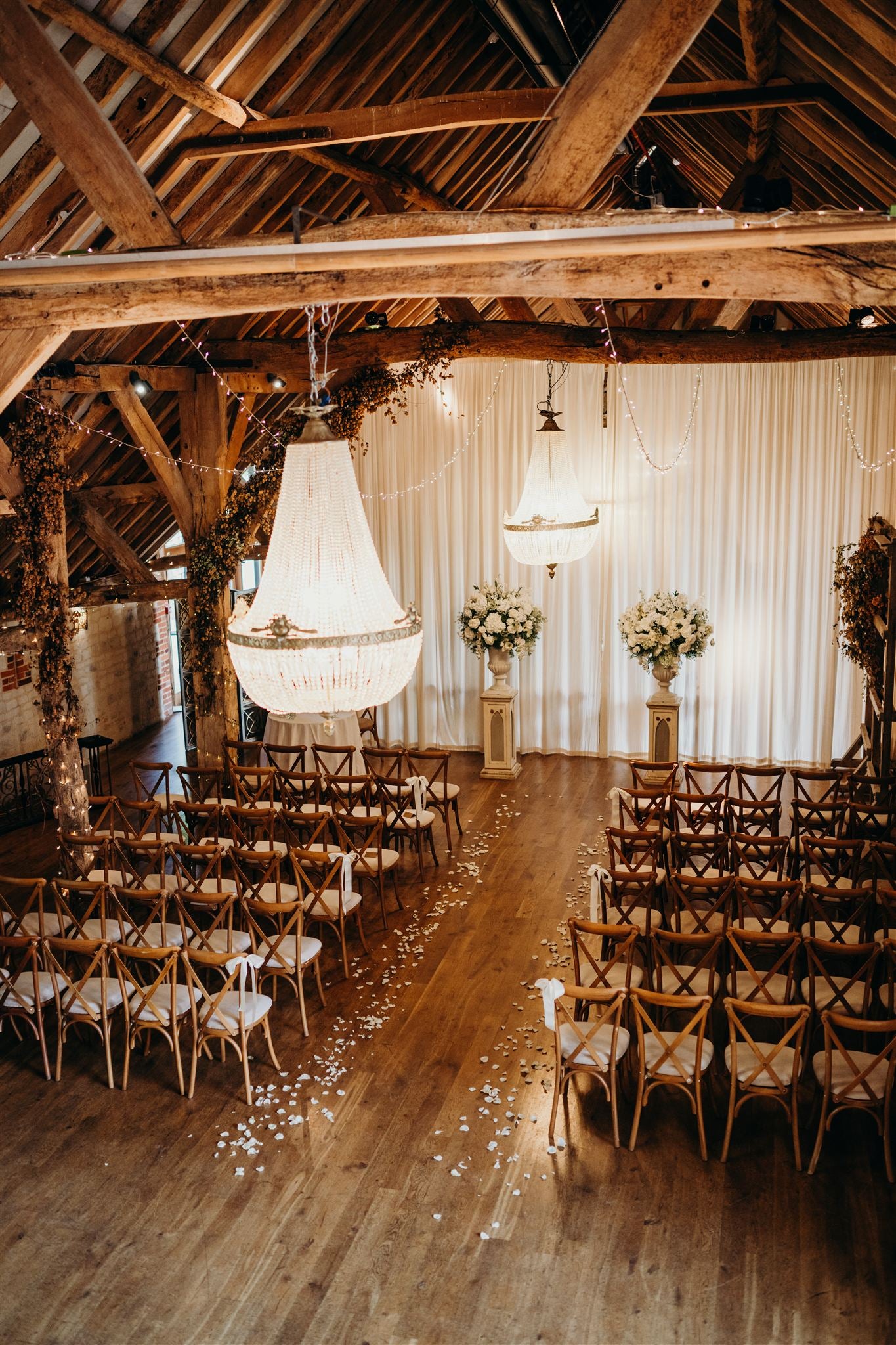Pair of oversized urns | Rental