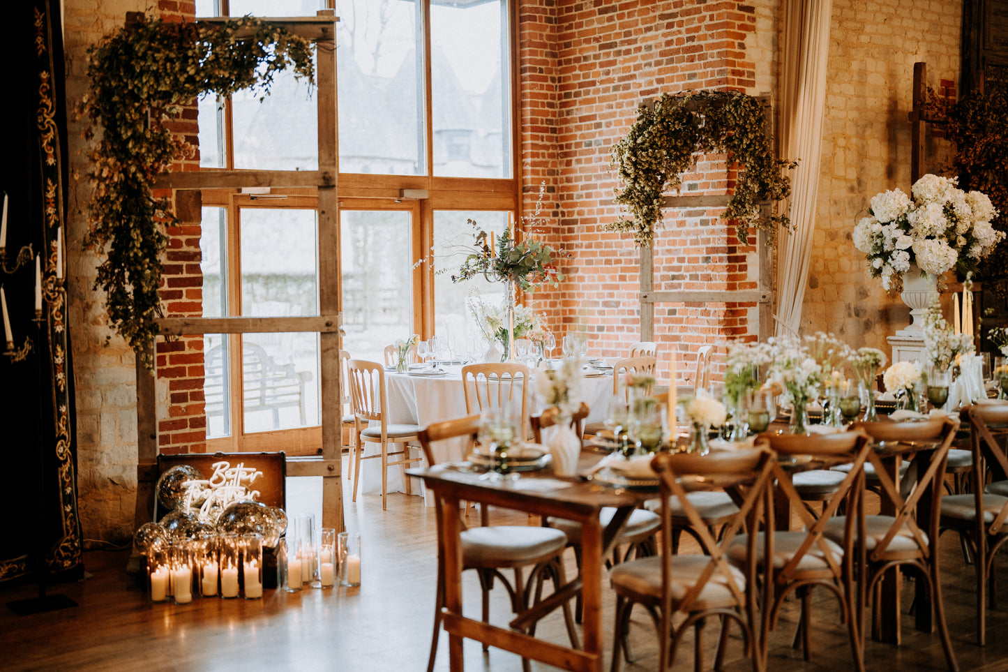 Pair of oversized urns | Rental